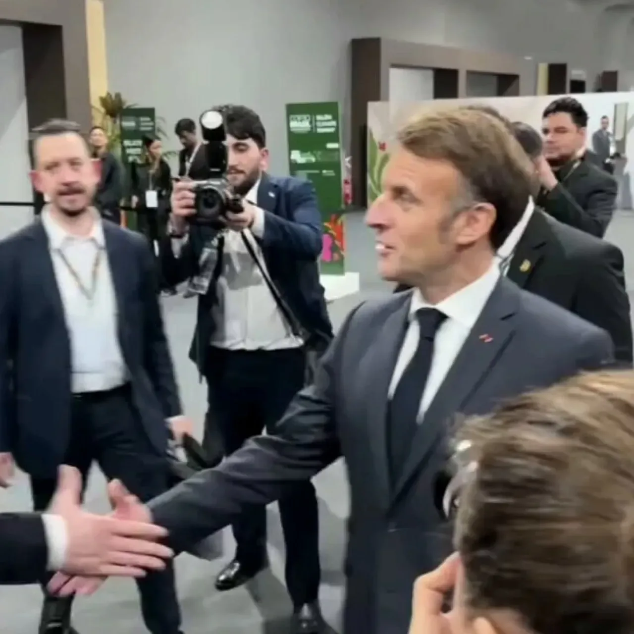 Suriye Devlet Başkanı Şara ve Fransa Cumhurbaşkanı Macron, COP30 İklim Zirvesi'nde Görüştü Suriye Devlet Başkanı Şara ve Fransa Cumhurbaşkanı Macron, COP30 İklim Zirvesi'nde Görüştü