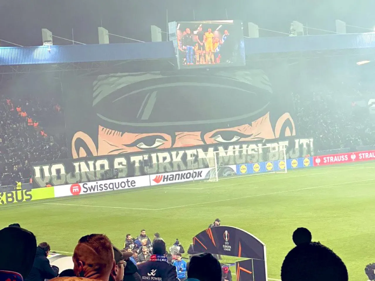 UEFA, Viktoria Plzen'in Pankartına İzin Verdi: Türkiye'deki Uygulamadan Farklı UEFA, Viktoria Plzen'in Pankartına İzin Verdi: Türkiye'deki Uygulamadan Farklı