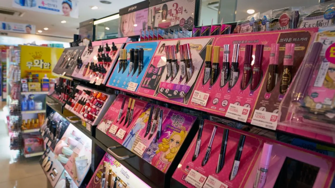 Kozmetik Devleri K-Beauty Dalgasına Binmeye Devam Ediyor: 2024'te 1.7 Milyar Dolarlık Yatırım Kozmetik Devleri K-Beauty Dalgasına Binmeye Devam Ediyor: 2024'te 1.7 Milyar Dolarlık Yatırım