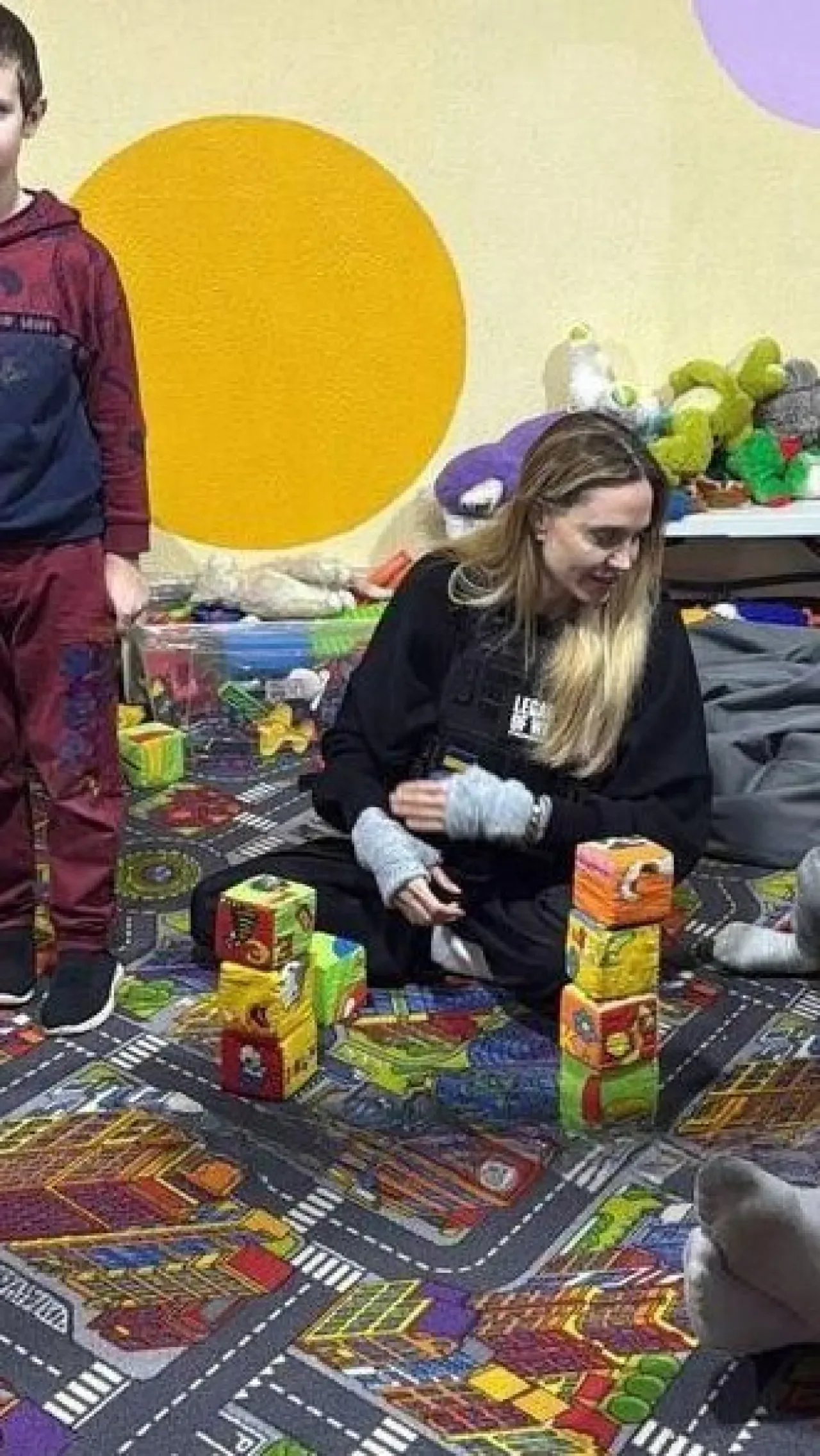 Angelina Jolie, Ukrayna'da Savaş Mağdurlarıyla Gizlice Görüştü Angelina Jolie, Ukrayna'da Savaş Mağdurlarıyla Gizlice Görüştü