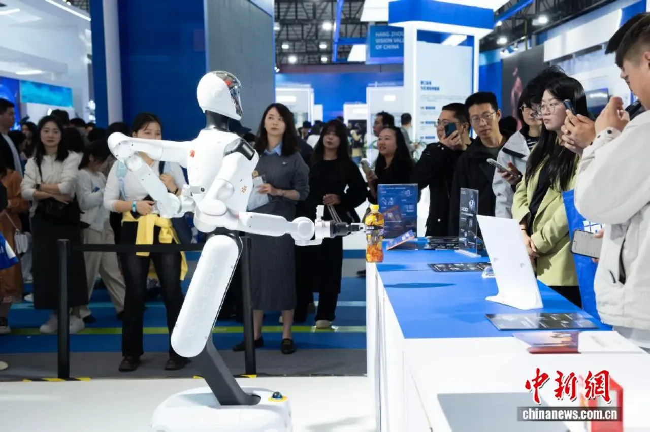Çin'de Robot Üretimi Rekor Kırdı: İlk 9 Ayda 2023'ün Tamamını Geride Bıraktı Çin'de Robot Üretimi Rekor Kırdı: İlk 9 Ayda 2023'ün Tamamını Geride Bıraktı