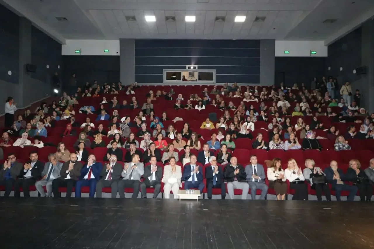 Avcılar'da "Zaman Ayır, Aileni Dinle" Projesi Kapsamında Aile İçi İletişim Semineri Düzenlendi Avcılar'da "Zaman Ayır, Aileni Dinle" Projesi Kapsamında Aile İçi İletişim Semineri Düzenlendi