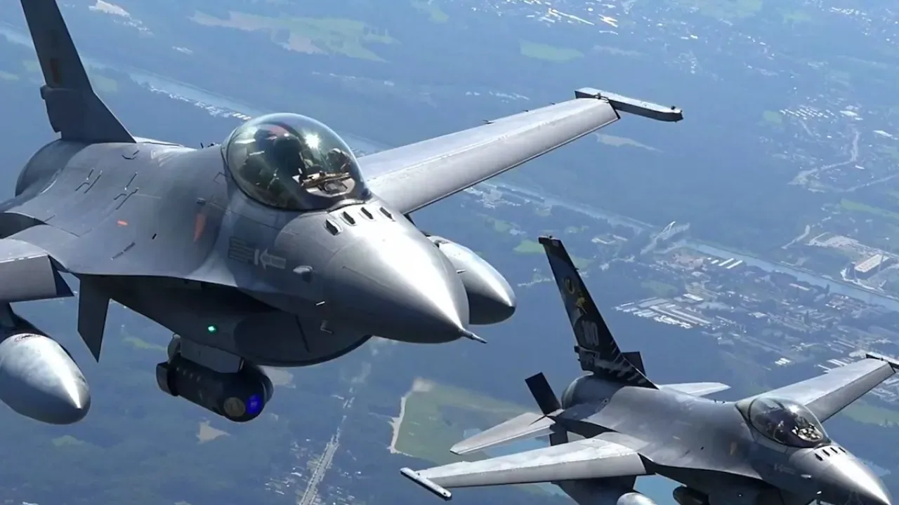 Romanya, Hollanda'dan 18 F-16 Uçağını Sembolik 1 Avro Bedelle Aldı Romanya, Hollanda'dan 18 F-16 Uçağını Sembolik 1 Avro Bedelle Aldı