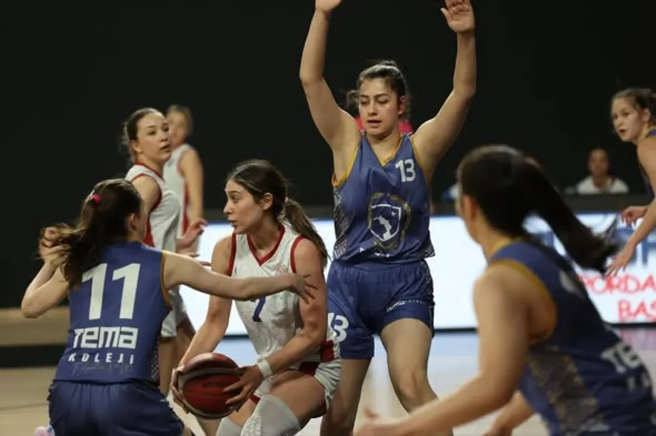 İstanbul'da Binlerce Genç GSB Spor Okulları ile Buluşuyor İstanbul'da Binlerce Genç GSB Spor Okulları ile Buluşuyor