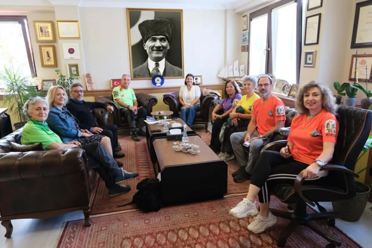 FOKAMP Doğa Yürüyüşçüleri Foça Belediyesi'ni Ziyaret Etti FOKAMP Doğa Yürüyüşçüleri Foça Belediyesi'ni Ziyaret Etti