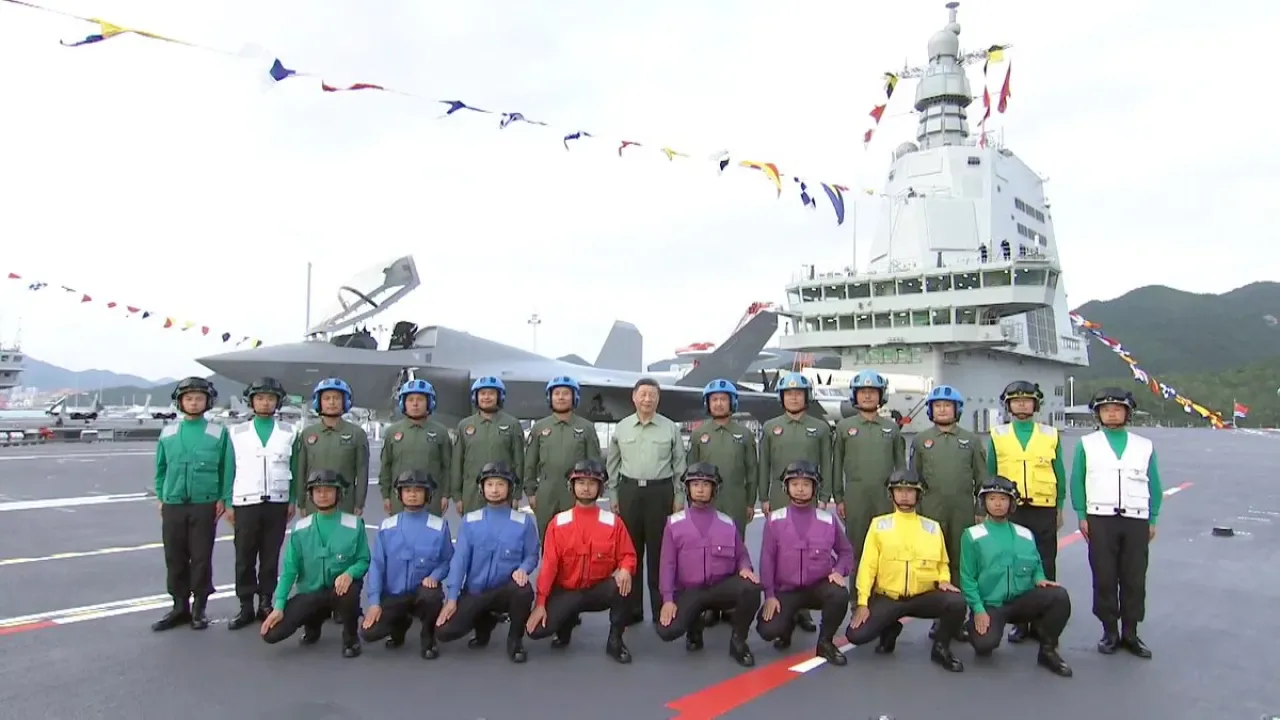 Çin Lideri Şi Cinping, Fujian Uçak Gemisi'ni Teftiş Etti Çin Lideri Şi Cinping, Fujian Uçak Gemisi'ni Teftiş Etti