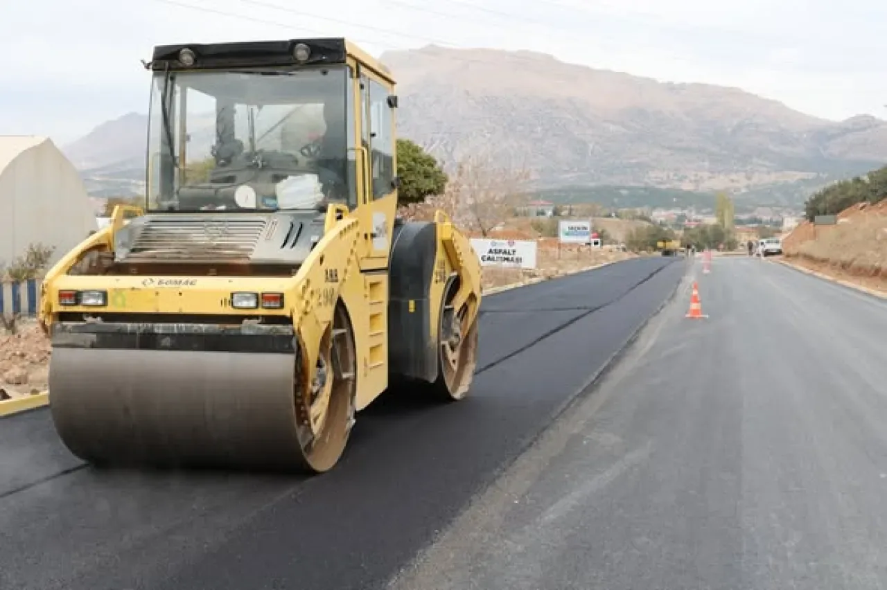 Antalya'da Elmalı Toptancı Hali Yolu Sıcak Asfalt ile Yenilendi Antalya'da Elmalı Toptancı Hali Yolu Sıcak Asfalt ile Yenilendi