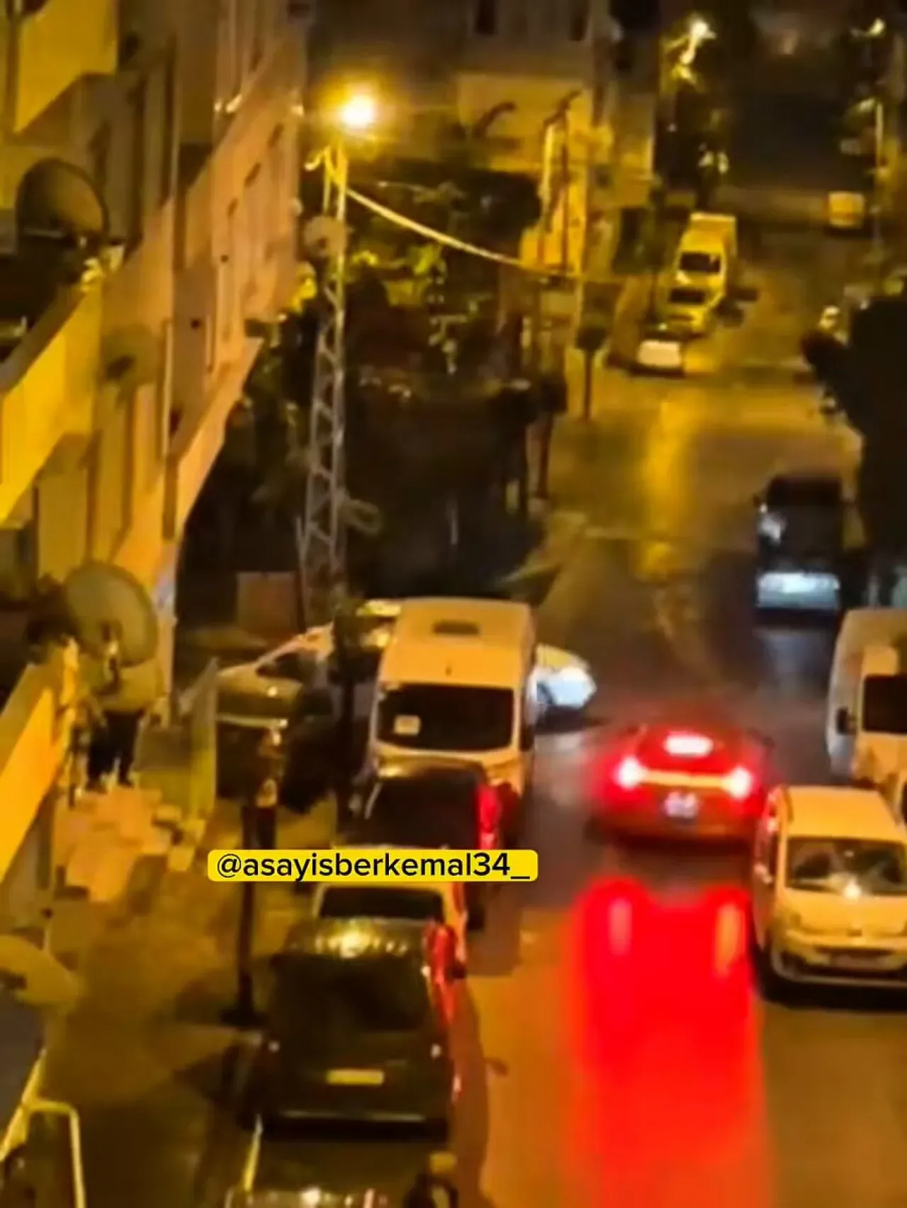 İstanbul'da Trafik Kazasında Sürücü Olay Yerinden Kaçtı İstanbul'da Trafik Kazasında Sürücü Olay Yerinden Kaçtı