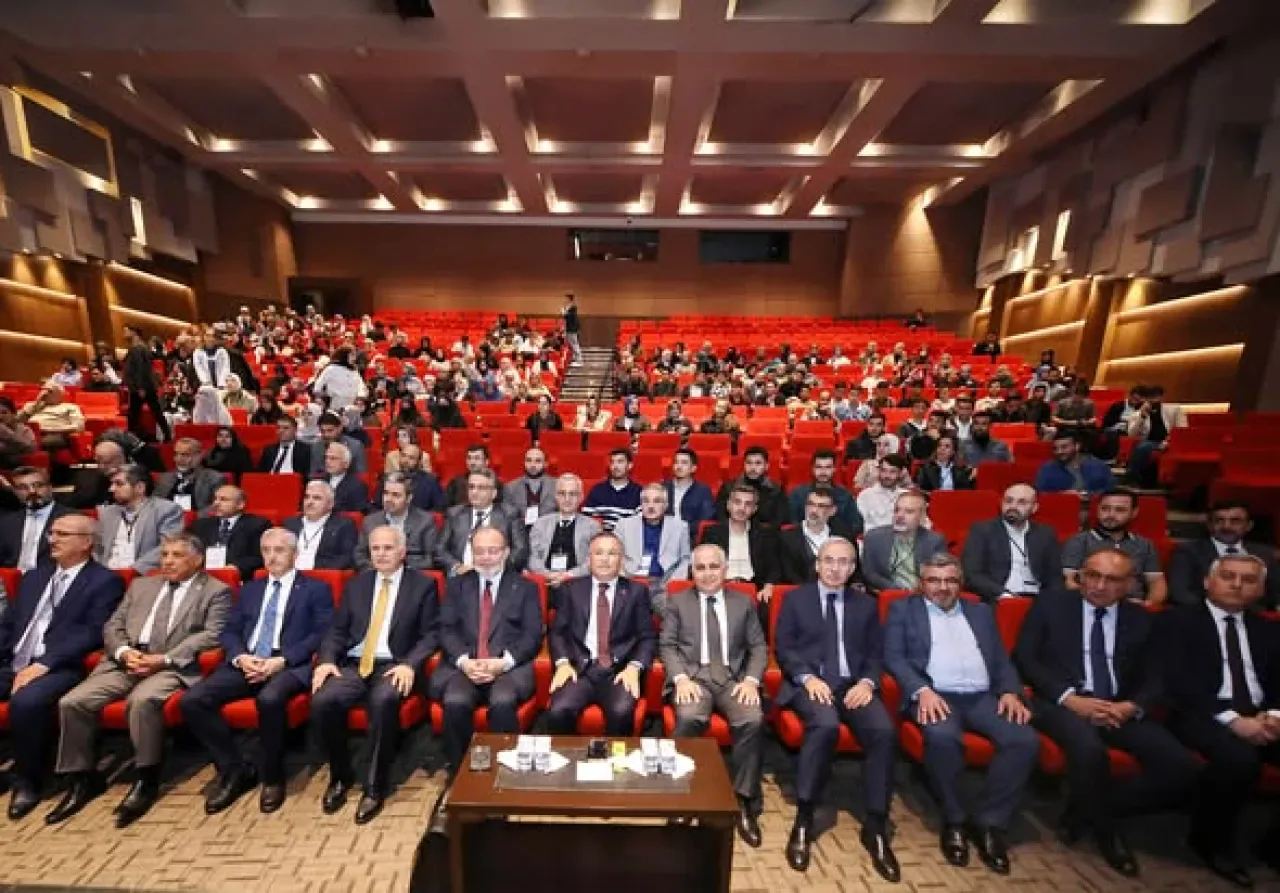 Gaziantep'te Ailenin Geleceği ve Tehditler Sempozyumu Düzenlendi Gaziantep'te Ailenin Geleceği ve Tehditler Sempozyumu Düzenlendi