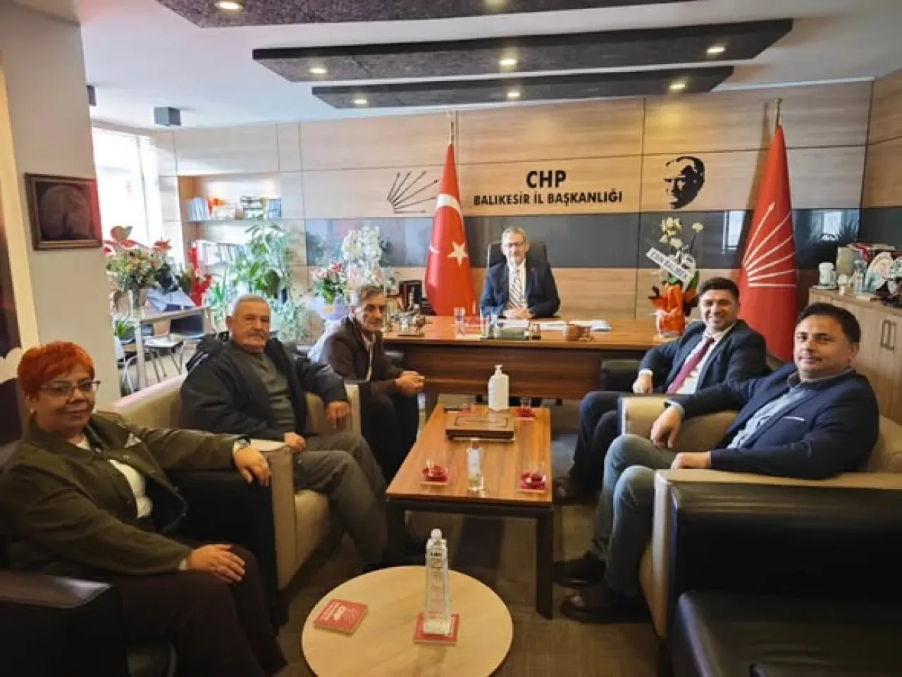 Balıkesir'de Minibüsçüler Odası'ndan CHP İl Başkanlığı'na Ziyaret Balıkesir'de Minibüsçüler Odası'ndan CHP İl Başkanlığı'na Ziyaret