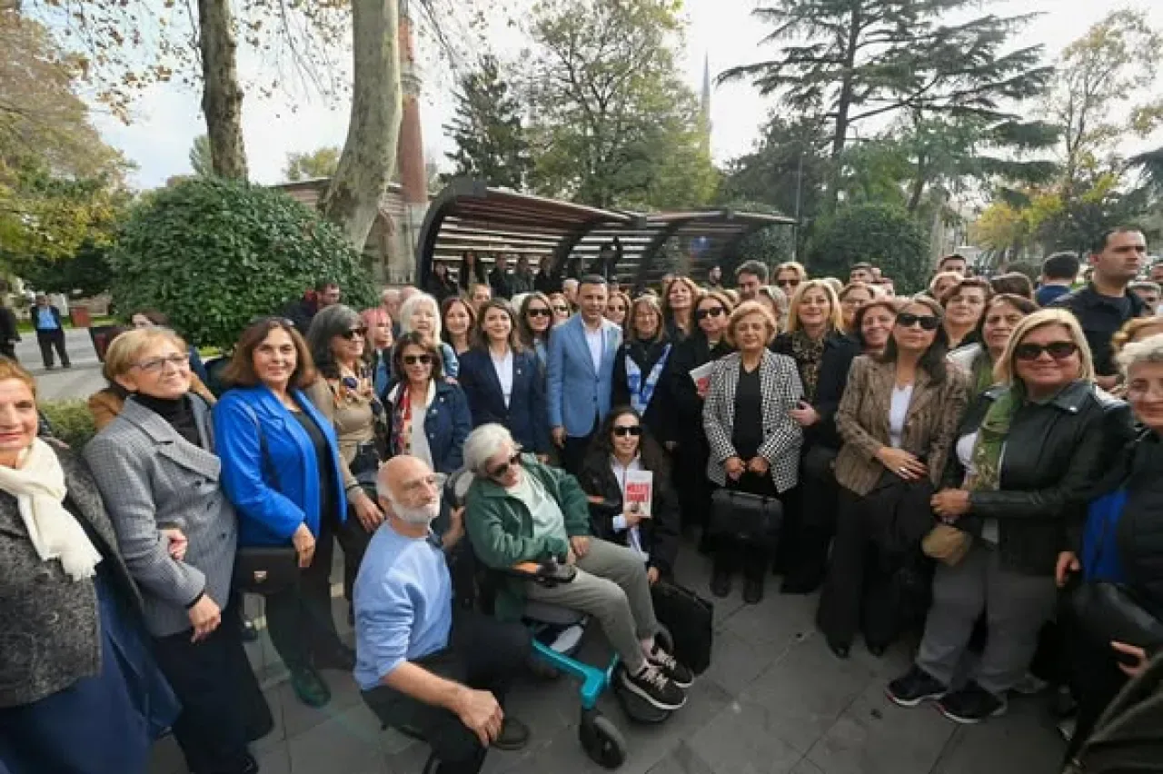 CHP Beşiktaş Kadın Kolları, Saraçhane'deki Aile Dayanışma Ağı Buluşmasına Katıldı CHP Beşiktaş Kadın Kolları, Saraçhane'deki Aile Dayanışma Ağı Buluşmasına Katıldı