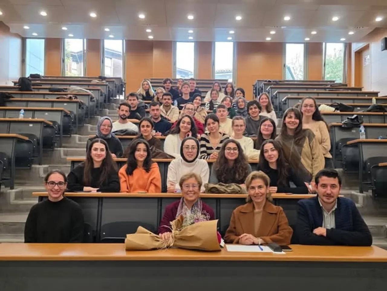 İstanbul Üniversitesi'nde Diş Hekimliği Öğrencilerine Yönelik Seminer Haftası Düzenlendi İstanbul Üniversitesi'nde Diş Hekimliği Öğrencilerine Yönelik Seminer Haftası Düzenlendi