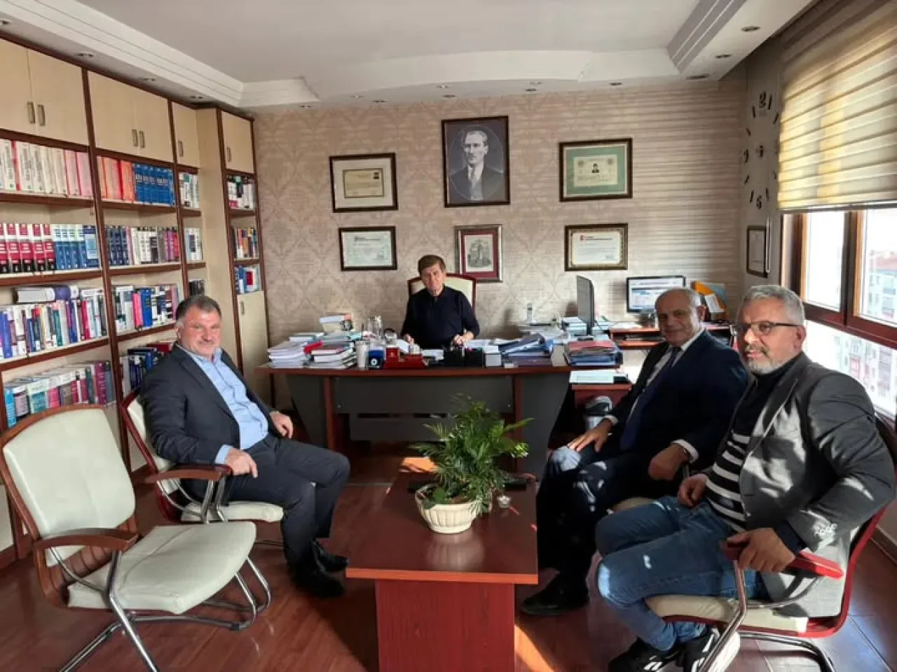 Yahyalı Belediye Başkanı Esat Öztürk, Avukat Vedat Özcan'ı Ziyaret Etti Yahyalı Belediye Başkanı Esat Öztürk, Avukat Vedat Özcan'ı Ziyaret Etti