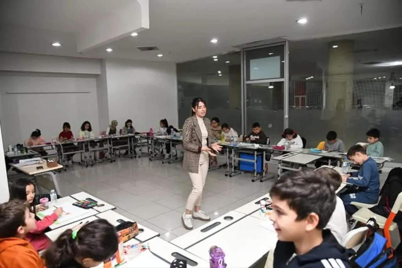 Pursaklar'da Çocuklar İçin Sanat Atölyesi: Hayal Gücü Resimle Buluşuyor Pursaklar'da Çocuklar İçin Sanat Atölyesi: Hayal Gücü Resimle Buluşuyor