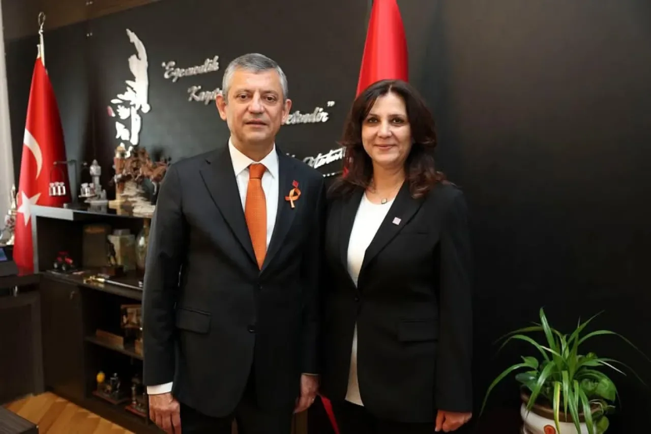 Kayseri CHP'den Basın Özgürlüğü Uyarısı: Gazetecilik Suç Değildir Kayseri CHP'den Basın Özgürlüğü Uyarısı: Gazetecilik Suç Değildir