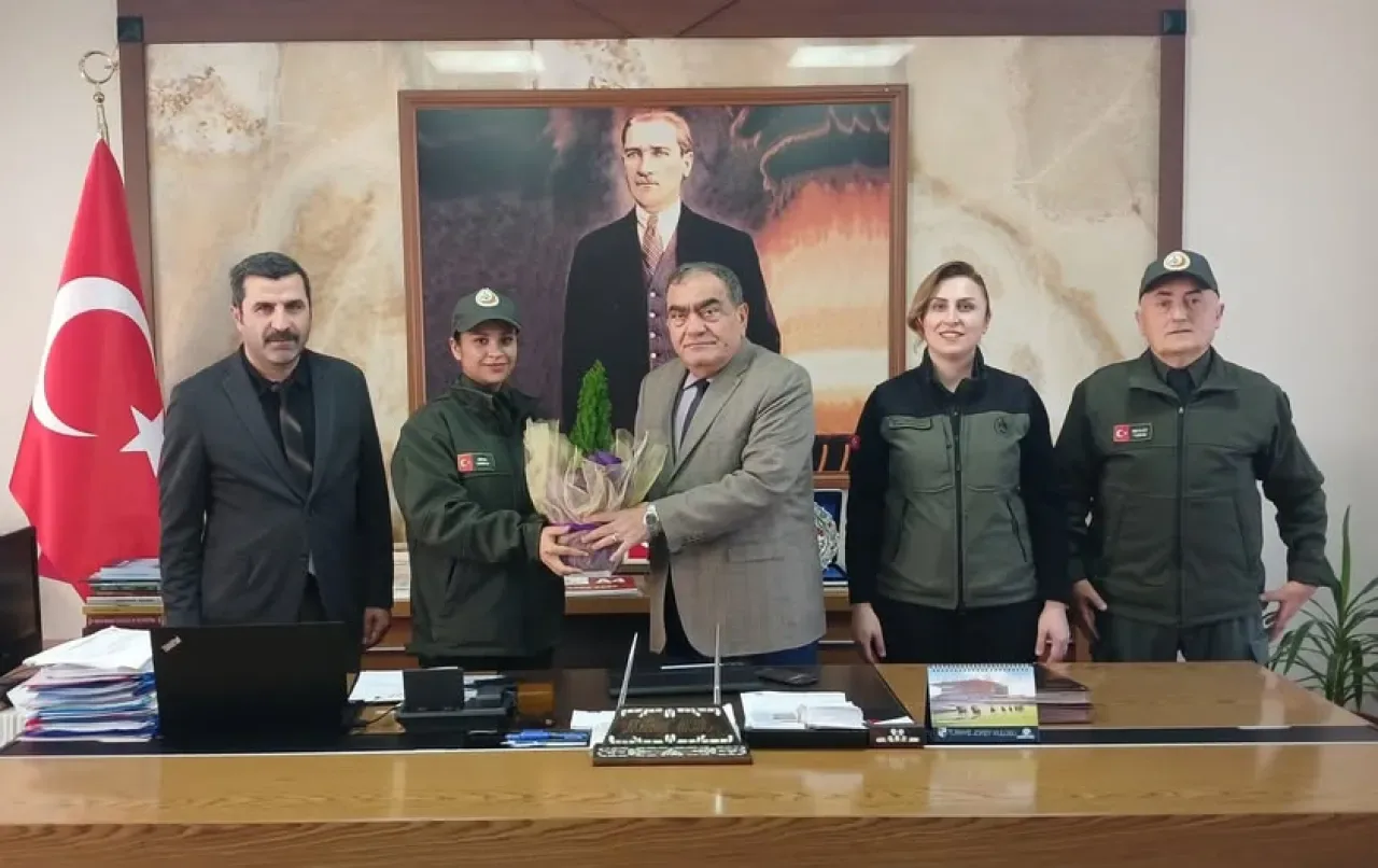 Mustafakemalpaşa Kaymakamı Mehmet Okur'a 11 Kasım İçin Ağaç Fidanı Hediye Edildi Mustafakemalpaşa Kaymakamı Mehmet Okur'a 11 Kasım İçin Ağaç Fidanı Hediye Edildi
