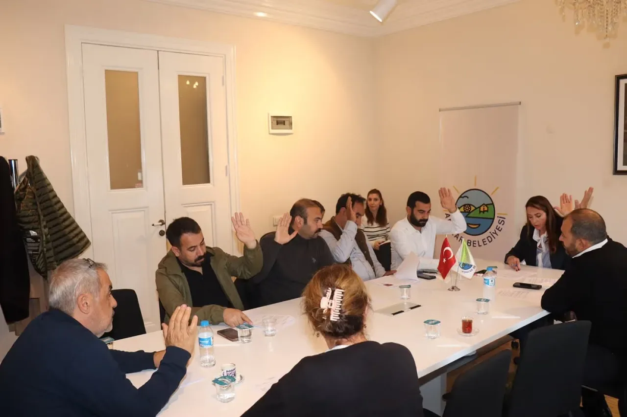 Adalar Belediye Meclisi'nden Araç Satın Alma Kararı ve Sürpriz Doğum Günü Adalar Belediye Meclisi'nden Araç Satın Alma Kararı ve Sürpriz Doğum Günü