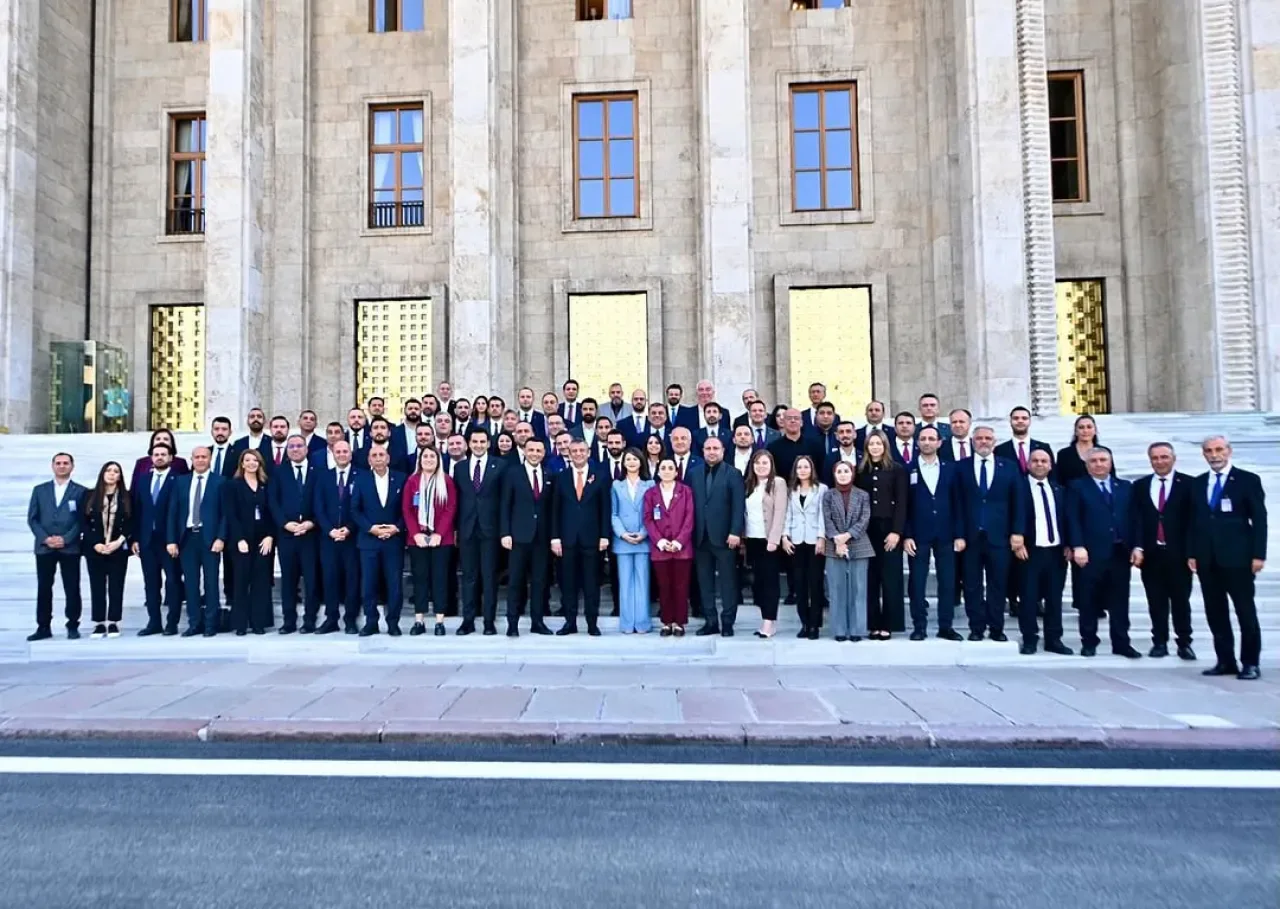 CHP'li Yöneticilerden Meclis Ziyareti ve Anıtkabir'de Anma Töreni CHP'li Yöneticilerden Meclis Ziyareti ve Anıtkabir'de Anma Töreni