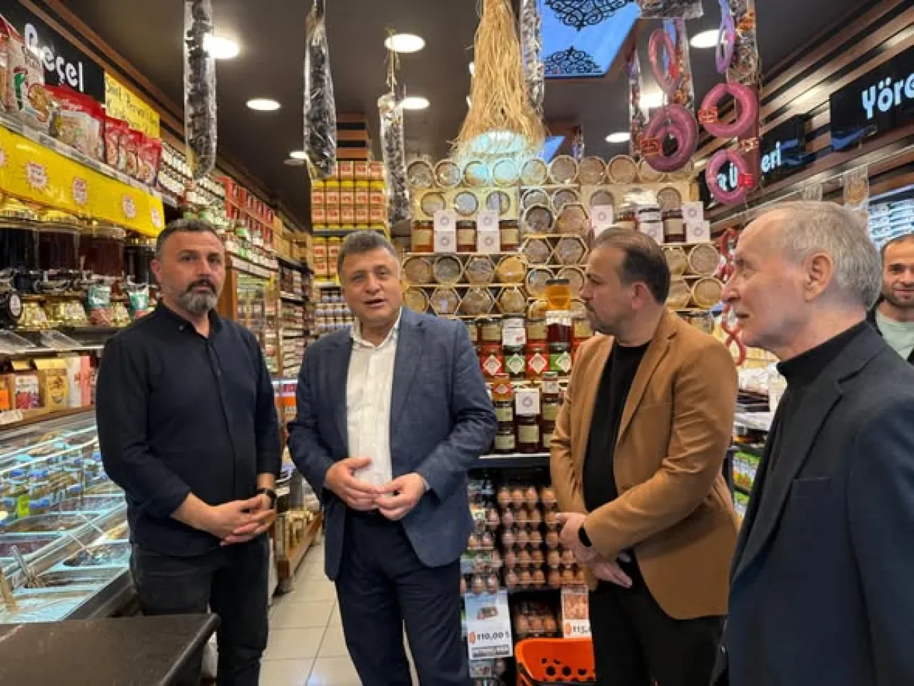 AK Parti Bayrampaşa İlçe Başkanlığı, Esnaf Sorunlarını Yerinde Dinliyor AK Parti Bayrampaşa İlçe Başkanlığı, Esnaf Sorunlarını Yerinde Dinliyor