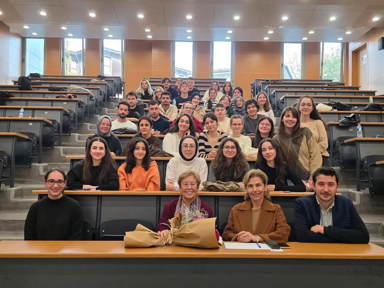 İstanbul Üniversitesi'nde Diş Hekimliği Öğrencilerine Yönelik Kapsamlı Seminer Haftası Düzenlendi İstanbul Üniversitesi'nde Diş Hekimliği Öğrencilerine Yönelik Kapsamlı Seminer Haftası Düzenlendi