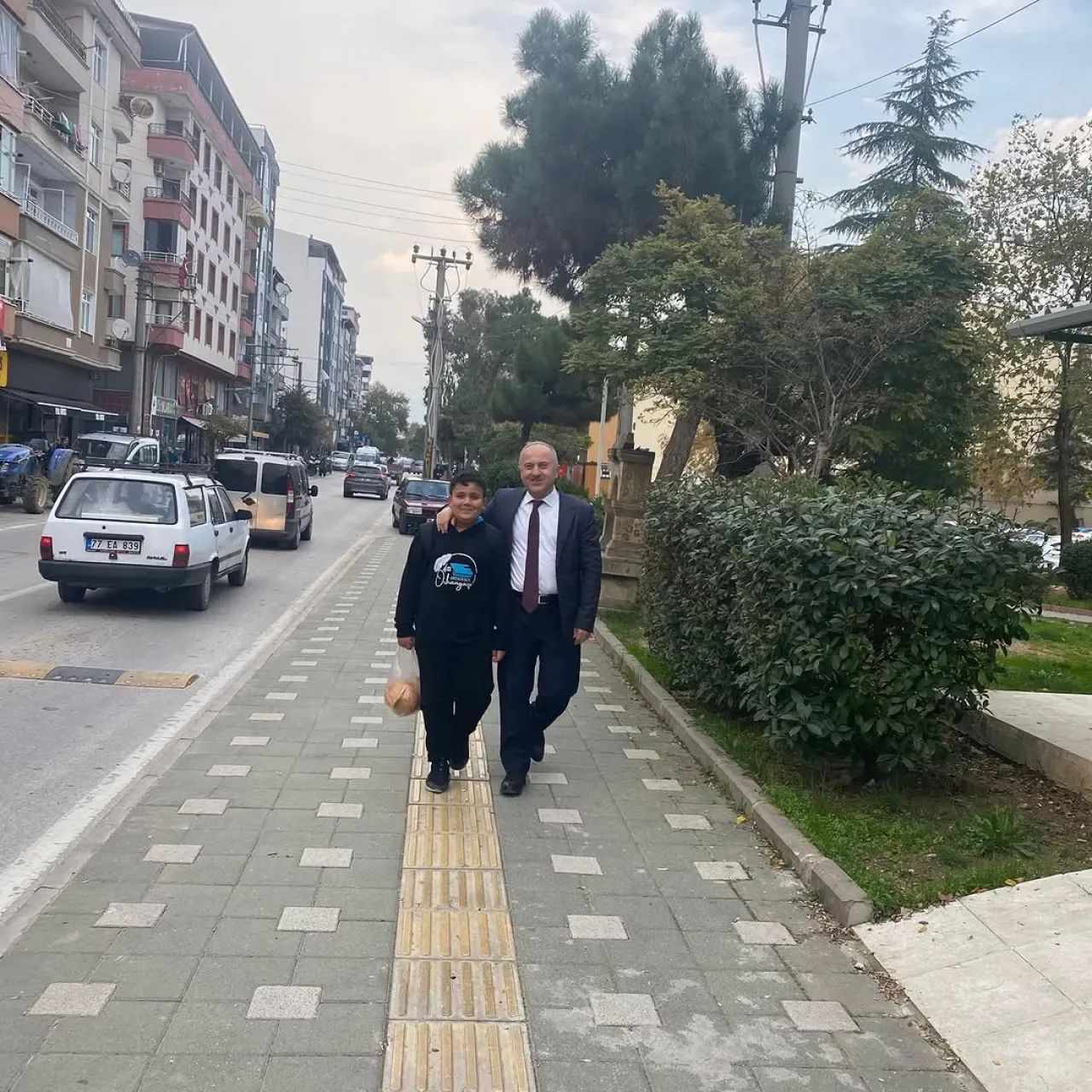 Bursa Orhangazi Kaymakamı, Sokakta Çocuklarla Sohbet Edip Top Hediye Etti Bursa Orhangazi Kaymakamı, Sokakta Çocuklarla Sohbet Edip Top Hediye Etti