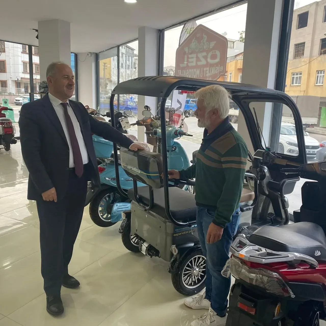 Kaymakam Karamehmetoğlu, Orhangazi'de Yeni Açılan Bisiklet Mağazasını Ziyaret Etti Kaymakam Karamehmetoğlu, Orhangazi'de Yeni Açılan Bisiklet Mağazasını Ziyaret Etti