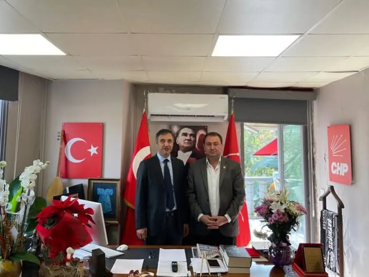 CHP Beşiktaş İlçe Teşkilatında Nöbet Değişimi CHP Beşiktaş İlçe Teşkilatında Nöbet Değişimi