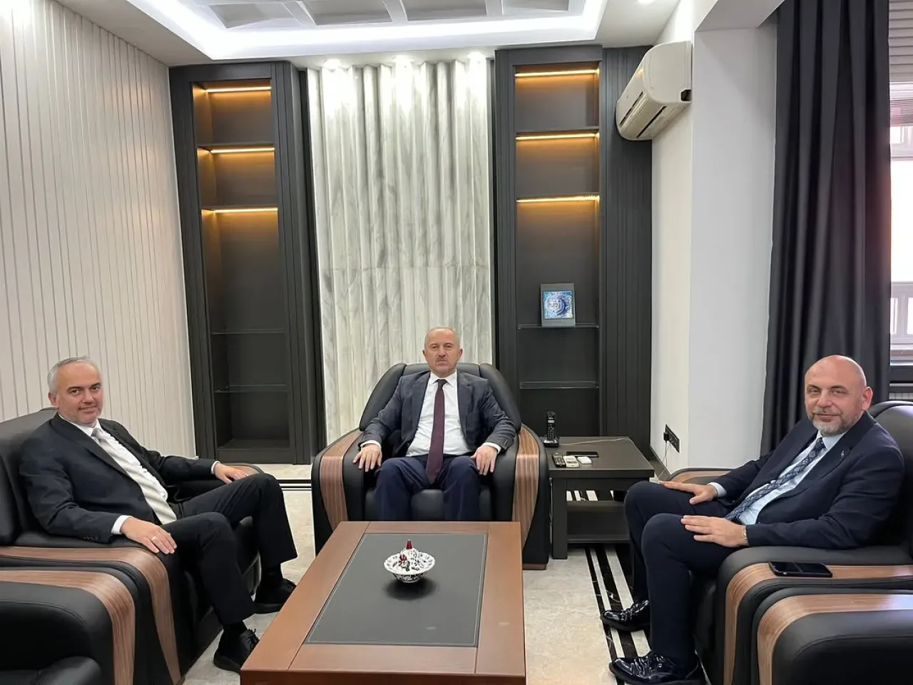 Bursa Sağlık Müdürü ve Orhangazi Belediye Başkanı'ndan Kaymakam Karamehmetoğlu'na Ziyaret Bursa Sağlık Müdürü ve Orhangazi Belediye Başkanı'ndan Kaymakam Karamehmetoğlu'na Ziyaret