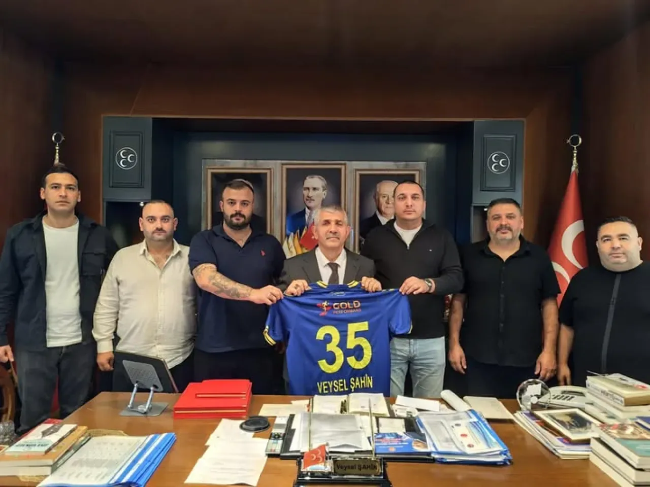 MHP İzmir İl Başkanlığı'nı Bucaspor Taraftar Grubu Ziyaret Etti MHP İzmir İl Başkanlığı'nı Bucaspor Taraftar Grubu Ziyaret Etti