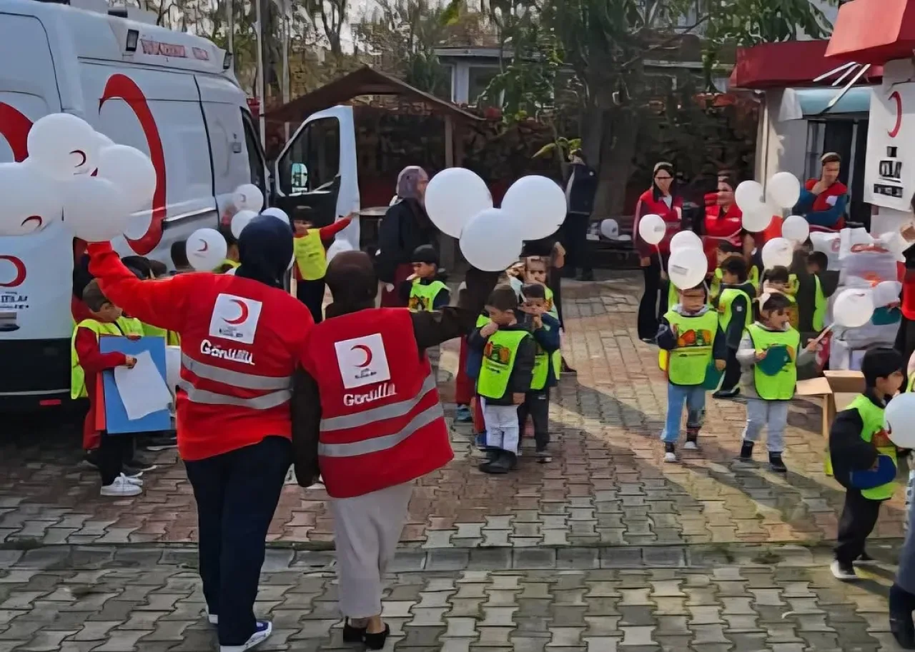 Genç Kızılay'dan Miniklere Anlamlı Hafta Etkinliği Genç Kızılay'dan Miniklere Anlamlı Hafta Etkinliği