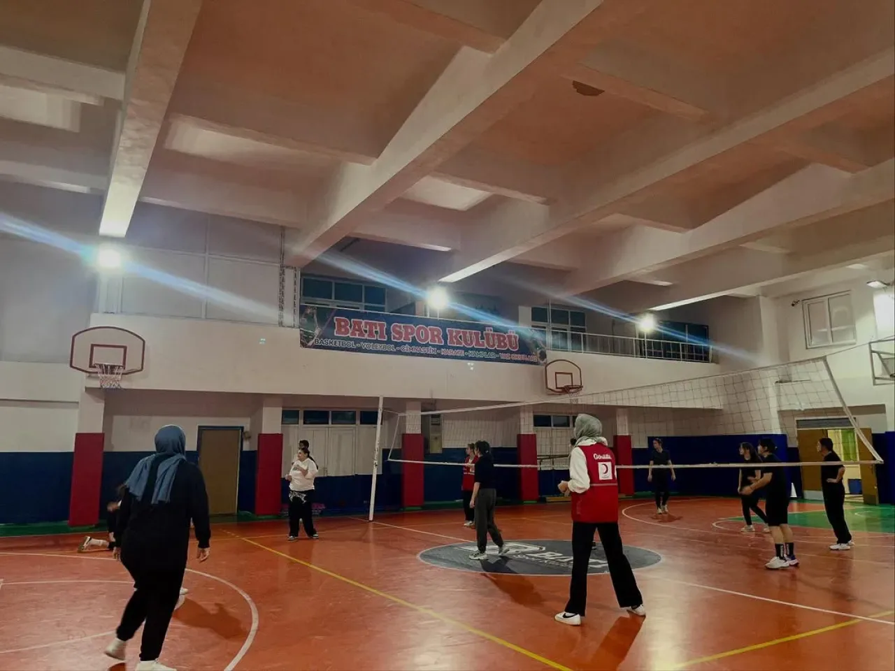 Genç Kızılay Ümraniye Gönüllüleri, Motivasyon ve Ekip Ruhu İçin Voleybol Maçında Buluştu Genç Kızılay Ümraniye Gönüllüleri, Motivasyon ve Ekip Ruhu İçin Voleybol Maçında Buluştu