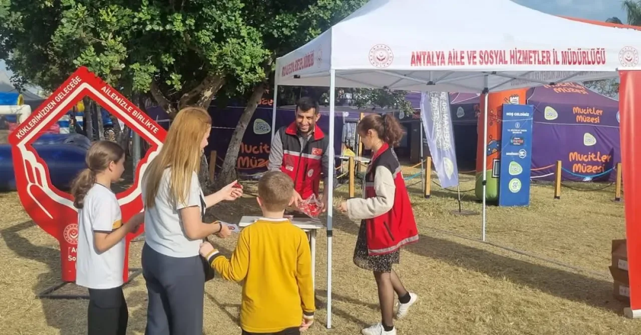 Antalya'da Aile Yılı Temalı Kültür Yolu Festivali'nde ASHB İl Müdürlüğü Vatandaşlarla Buluştu Antalya'da Aile Yılı Temalı Kültür Yolu Festivali'nde ASHB İl Müdürlüğü Vatandaşlarla Buluştu