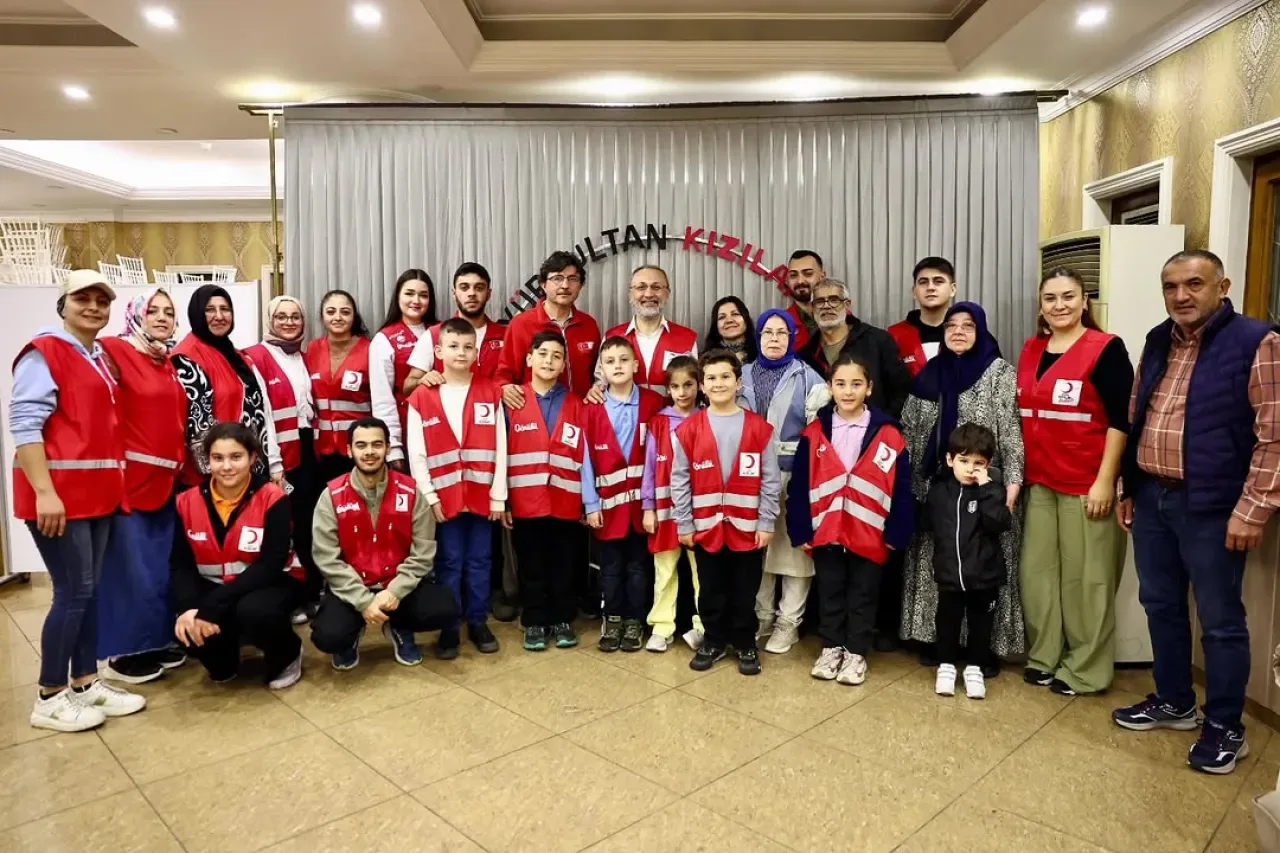 Türk Kızılay Eyüpsultan Şubesi'nden Başkan Özmen'e Anlamlı Ziyaret Türk Kızılay Eyüpsultan Şubesi'nden Başkan Özmen'e Anlamlı Ziyaret