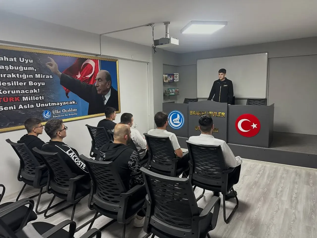 Bahçelievler'de Ülkü Ocakları'ndan 9 Işık Çerçevesinde Sosyal Devlet Semineri Bahçelievler'de Ülkü Ocakları'ndan 9 Işık Çerçevesinde Sosyal Devlet Semineri