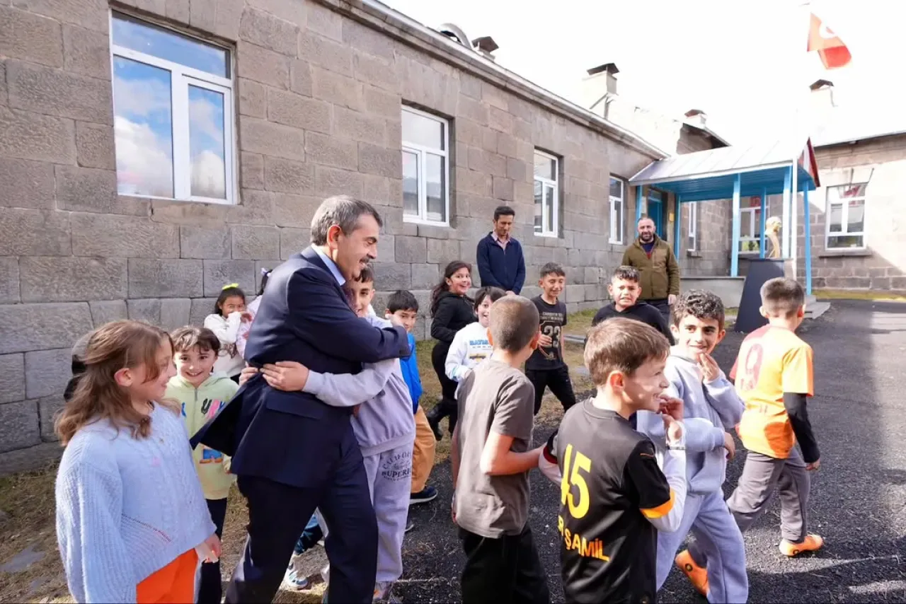 Millî Eğitim Bakanı Tekin'den Ara Tatil Mesajı: Dinlenin ve Keşfedin Millî Eğitim Bakanı Tekin'den Ara Tatil Mesajı: Dinlenin ve Keşfedin
