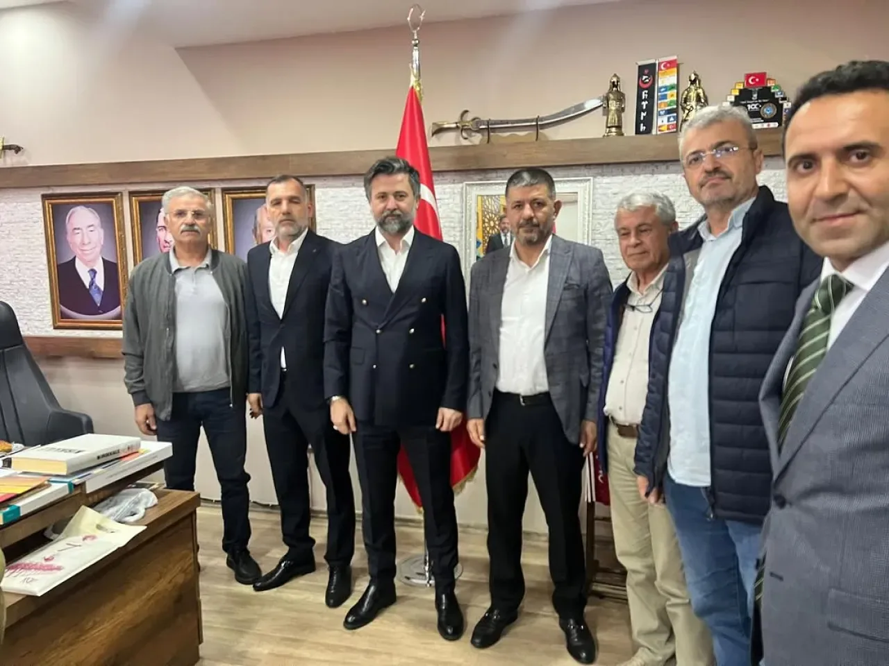Antalya MHP İl Başkanlığı'na Dernek Başkanı ve Eski Yöneticiden Ziyaret Antalya MHP İl Başkanlığı'na Dernek Başkanı ve Eski Yöneticiden Ziyaret