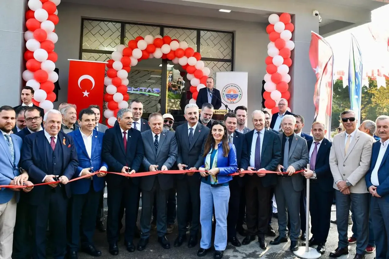 Bursa Mustafakemalpaşa Belediye Başkanı Şükrü Erdem ve CHP'li Zeybek'ten Gemlik'te Konuk Evi Açılışı Bursa Mustafakemalpaşa Belediye Başkanı Şükrü Erdem ve CHP'li Zeybek'ten Gemlik'te Konuk Evi Açılışı