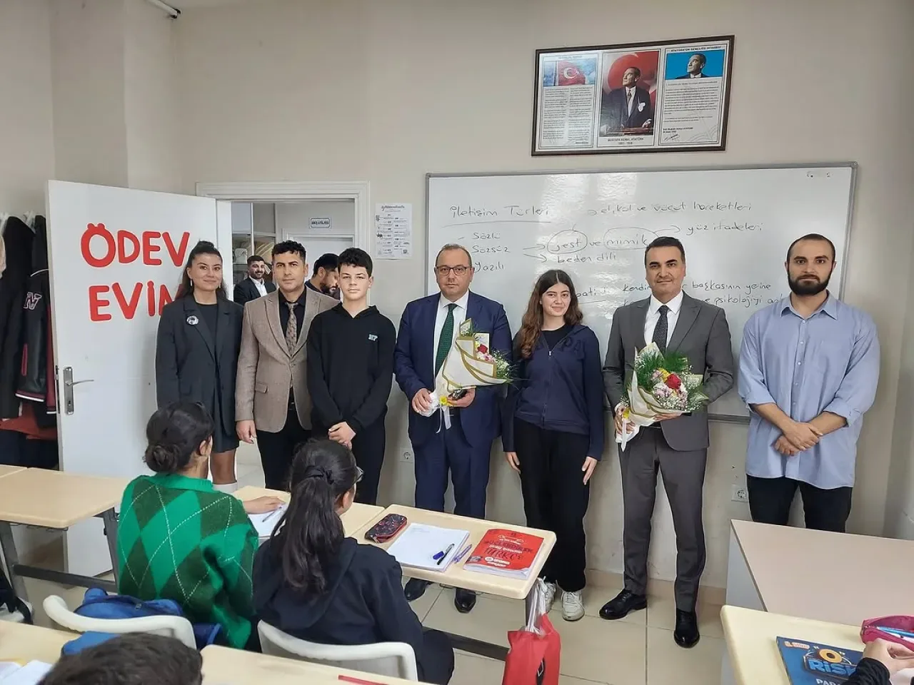 Esenyurt Kaymakamı ve İlçe Milli Eğitim Müdürü, Yeni Açılan Ödevevini Ziyaret Etti Esenyurt Kaymakamı ve İlçe Milli Eğitim Müdürü, Yeni Açılan Ödevevini Ziyaret Etti