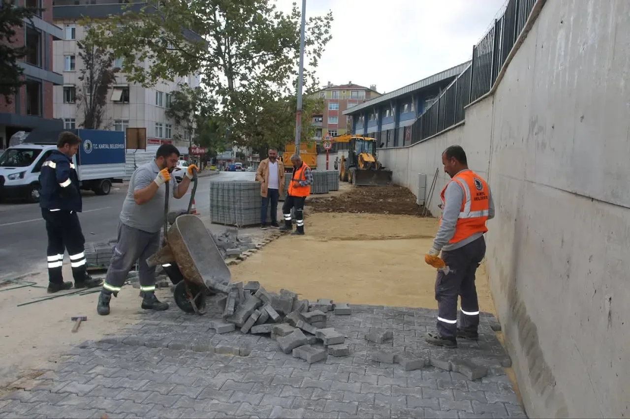 Kartal'da Kaldırım Yenileme Çalışmaları Sürüyor Kartal'da Kaldırım Yenileme Çalışmaları Sürüyor
