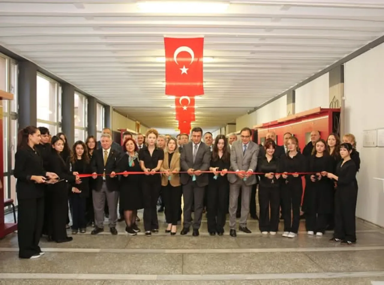 Bakırköy Göksel Baktagir Güzel Sanatlar Lisesi'nden 10 Kasım'a Özel Resim Sergisi Bakırköy Göksel Baktagir Güzel Sanatlar Lisesi'nden 10 Kasım'a Özel Resim Sergisi