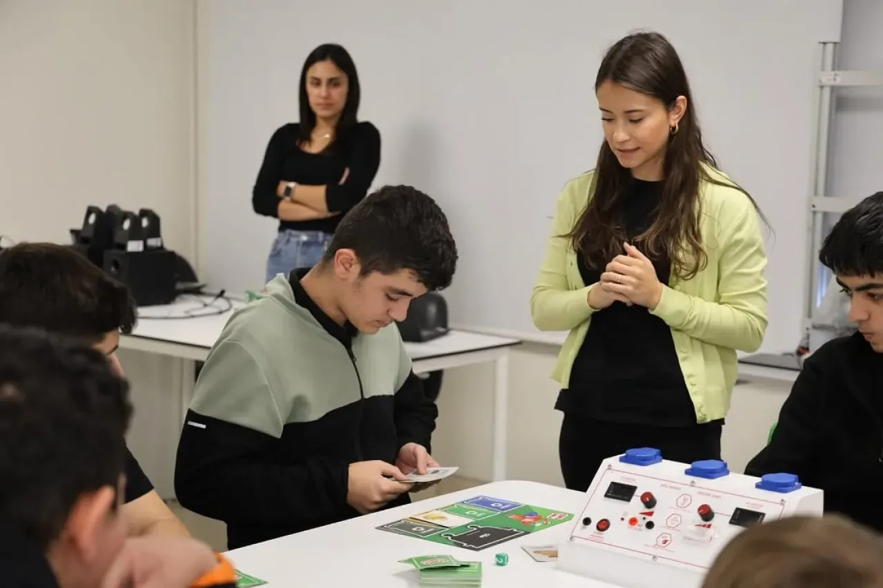Ataşehir'de Öğrencilere Sıfır Atık Eğitimi: Oyunlarla Çevre Bilinci Kazandırılıyor Ataşehir'de Öğrencilere Sıfır Atık Eğitimi: Oyunlarla Çevre Bilinci Kazandırılıyor