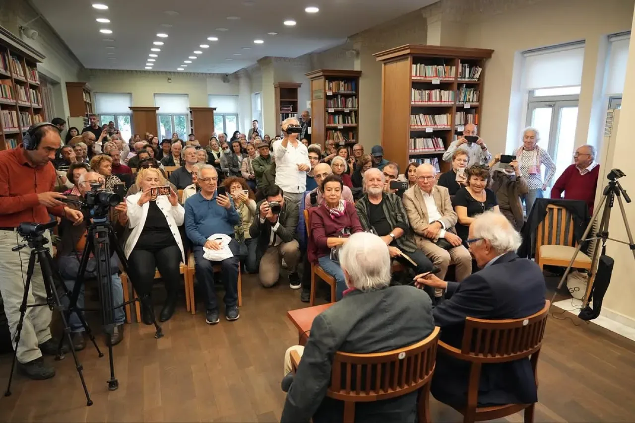 Kadıköy'de Edebiyat Rüzgârı: Cumhuriyet Şiir Günleri Başladı Kadıköy'de Edebiyat Rüzgârı: Cumhuriyet Şiir Günleri Başladı