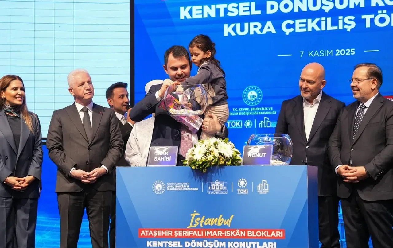 Ataşehir'de Kentsel Dönüşüm Coşkusu: Yüzlerce Aile Yeni Yuvalarına Kavuştu Ataşehir'de Kentsel Dönüşüm Coşkusu: Yüzlerce Aile Yeni Yuvalarına Kavuştu