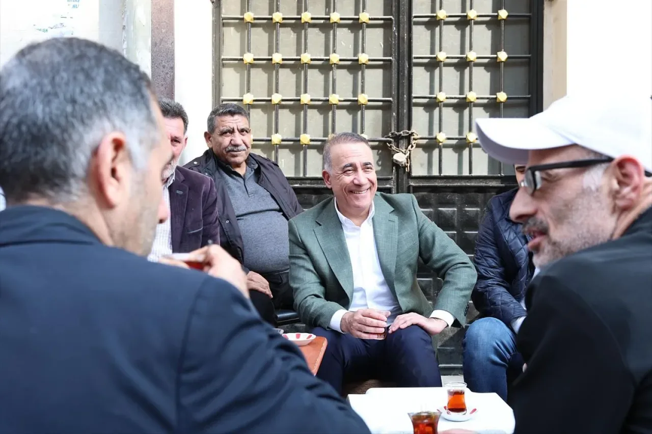 Sultangazi'de Cuma Namazı Sonrası Komşularla Çay Sohbeti Sultangazi'de Cuma Namazı Sonrası Komşularla Çay Sohbeti
