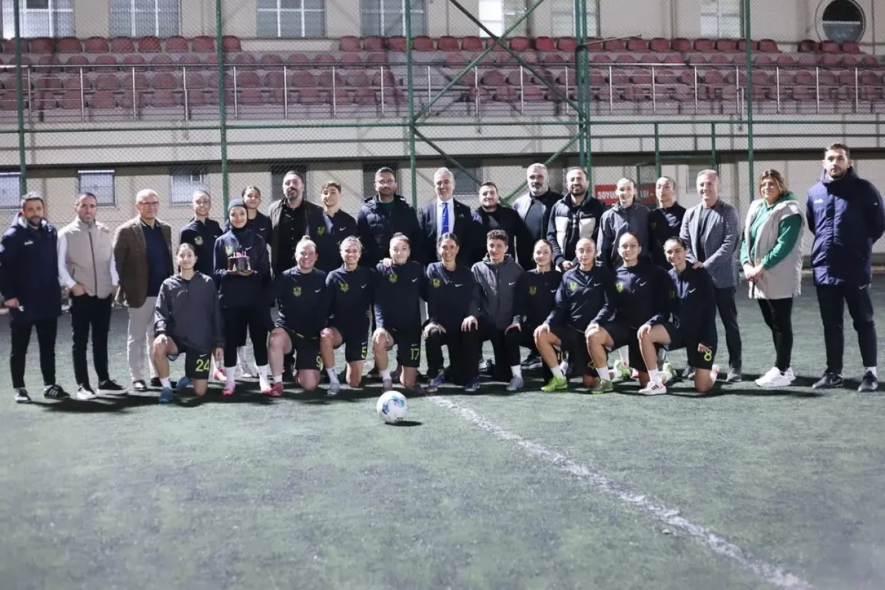 Sancaktepe Belediyespor, Lig Öncesi Kadın Futbol Takımı ve Alt Yapı Sporcularıyla Motivasyon Buluşması Gerçekleştirdi Sancaktepe Belediyespor, Lig Öncesi Kadın Futbol Takımı ve Alt Yapı Sporcularıyla Motivasyon Buluşması Gerçekleştirdi