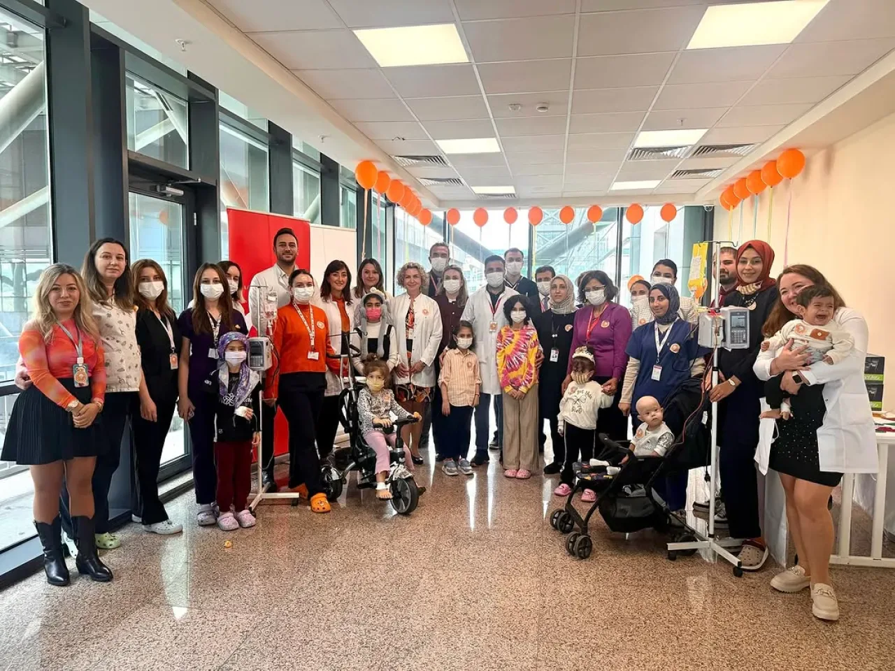 İstanbul Kartal Şehir Hastanesi'nde Lösemili Çocukların Resim Sergisi Büyük İlgi Gördü İstanbul Kartal Şehir Hastanesi'nde Lösemili Çocukların Resim Sergisi Büyük İlgi Gördü