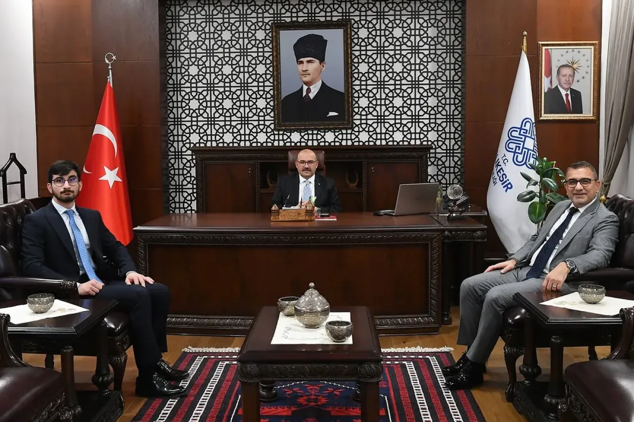 Bilfen Şirketler Grubu Temsilcisi, Balıkesir Valisi İsmail Ustaoğlu'nu Ziyaret Etti Bilfen Şirketler Grubu Temsilcisi, Balıkesir Valisi İsmail Ustaoğlu'nu Ziyaret Etti