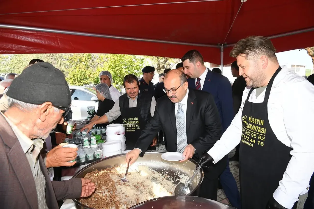 Balıkesir Valisi Ustaoğlu, Sındırgı'da Pilav Hayrına Katıldı Balıkesir Valisi Ustaoğlu, Sındırgı'da Pilav Hayrına Katıldı