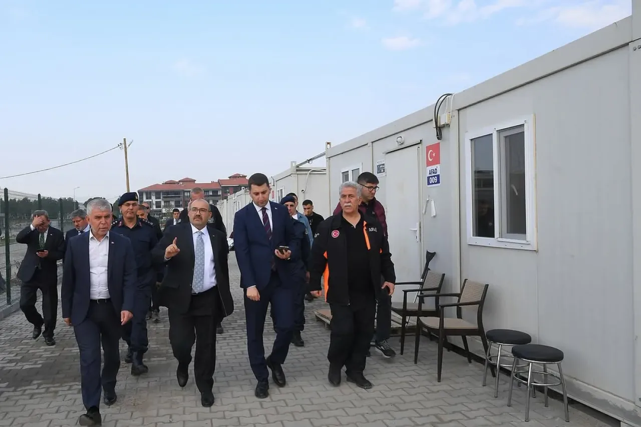 Balıkesir Valisi Sındırgı'daki Depremzedeleri Ziyaret Etti Balıkesir Valisi Sındırgı'daki Depremzedeleri Ziyaret Etti