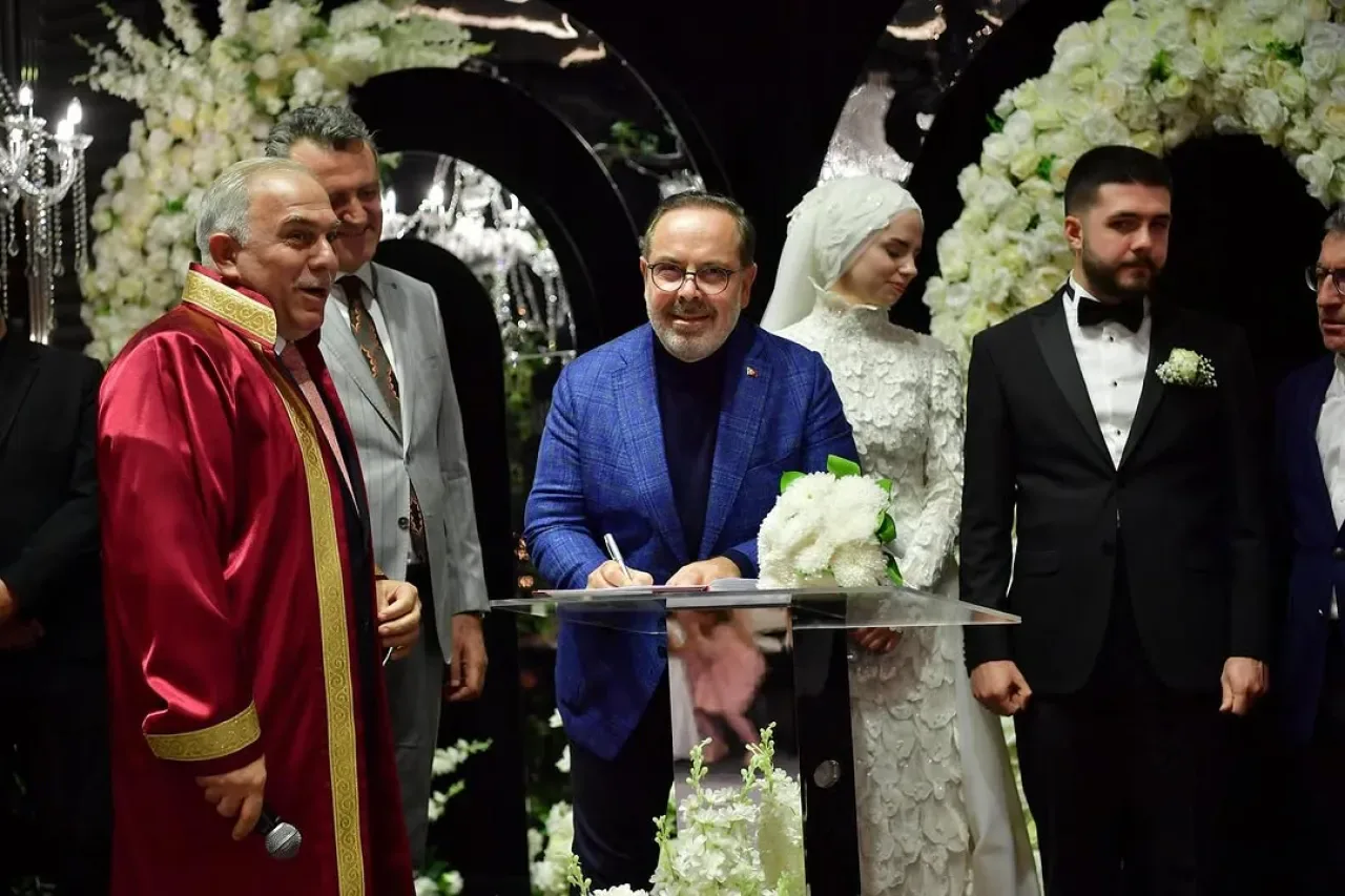 AK Parti İstanbul Milletvekili Halis Dalkılıç, Özvural ve Turan Ailelerinin Nikah Törenine Katıldı AK Parti İstanbul Milletvekili Halis Dalkılıç, Özvural ve Turan Ailelerinin Nikah Törenine Katıldı